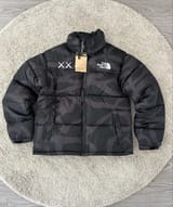 Link Hacoo Chaqueta The North Face KAWS · foto 2